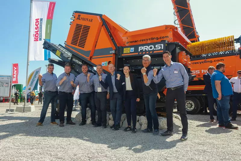Das Team der Firma Kölsch zeigte auch auf dieser Messe wieder vollen Einsatz. Ebenfalls mit dabei: Paula McCusker, Tochter von Bettina und Sean McCusker. Spannendste Neuheit, die Kölsch und Pronar auf der IFAT präsentierten, war der Zweiwellenbrecher Pronar PRO.S1. Quelle: Treffpunkt.Bau
