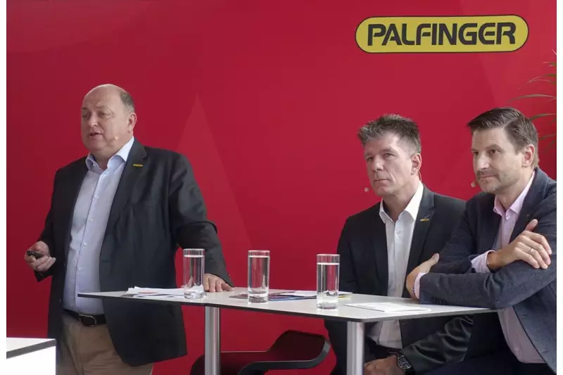 Palfinger nutzte die Gelegenheit, um sein 90-jähriges Jubiläum auf der bauma zu feiern. (V.l.) Andreas Klauser, CEO Palfinger AG, Andreas Hille, Senior Vice President Global Product Line Management & Engineering, und Michael Berger, Vice President Global HR, sprachen auch darüber, wohin die Reise bis 2030 gehen soll. Quelle: Treffpunkt.Bau