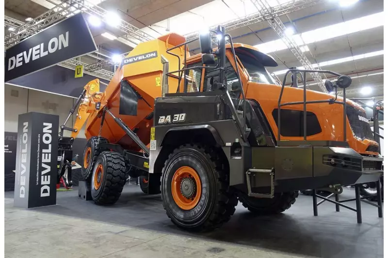 Aus Doosan wurde Develon – selbstverständlich auch in Italien. Das Unternehmen stellte u. a. den DA30 aus, mit maximal 28 t neben dem DA45 (41 t) der kleinere der beiden verfügbaren Dumper. Quelle: Treffpunkt.Bau