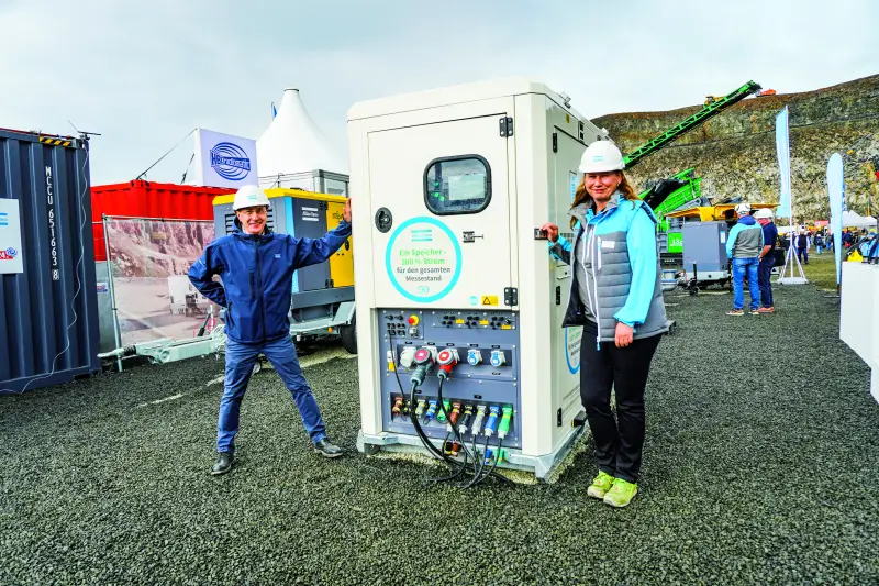 Atlas Copco präsentierte Kompressoren, Stromerzeuger, Lichtmasten und batteriegestützte Energiespeichersysteme. Im Mittelpunkt standen hochleistungsfähige, fahrbare Baukompressoren zur Speisung von Bohrgeräten und Abbruchwerkzeugen. Für die Stromversorgung im Steinbruch zeigte das Unternehmen die Lithium-Ionen-Energiespeicher der ZenergiZe-Serie. Diese bilden in Kombination mit Dieselaggregaten oder dem Stromnetz effiziente Hybridsysteme, die Kraftstoffverbrauch und CO2-Ausstoß drastisch senken und Spitzenlasten zuverlässig abfangen. Quelle: Treffpunkt.Bau