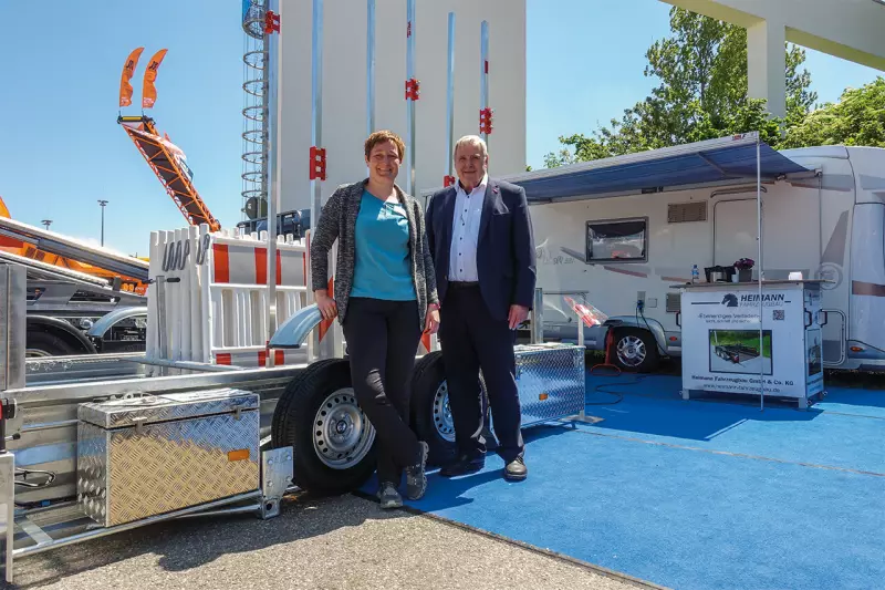 Kreative und innovative Lösungen, die in der Praxis funktionieren, sind die Spezialität von Heimann Fahrzeugbau. Karl Heimann und seine Tochter Anne Heimann informierten über das Sortiment an Anhängern, Fahrzeugaufbauten, Absetzkippern und Abrollkippern. Quelle: Treffpunkt.Bau