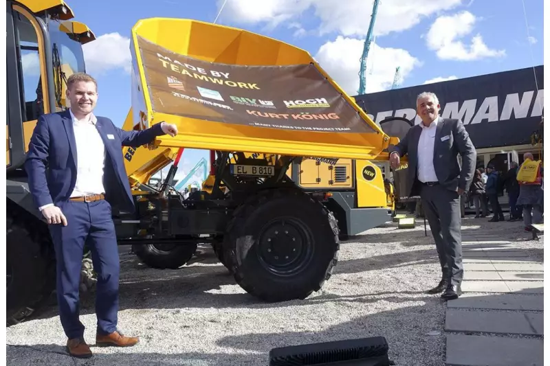 (V.l.) Dirk Fasthoff, Bereichsleiter Fahrzeugbau Bergmann, und Hans-Hermann Bergmann, Geschäftsführer Bergmann, vor dem C810s. Der Dumper hat in Zusammenarbeit mit Händlern, Vermietern und Endkunden ein Upgrade erhalten. So bildet ein Deutz TCD 3.6 in Kombination mit einem Antrieb von Bosch Rexroth das neue Herzstück. Die Zugkraft wurde ebenfalls deutlich erhöht. Quelle: Treffpunkt.Bau