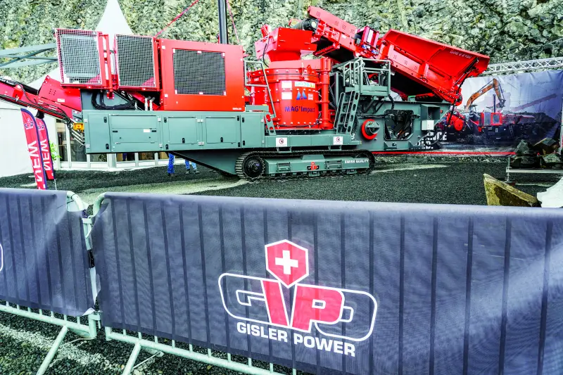 Die mobile Vertikalprallbrechanlage Gipo V 2100 ist für die Herstellung hochwertiger Edelsplitte und kubischer Endkörnungen sowie die effiziente Aufbereitung mineralischer Baustoffe ausgelegt. Bei Durchsatzleistungen von bis zu 160 Tonnen pro Stunde vereint die Anlage kompakte Transportmaße mit der bewährten Giga-Bauweise samt integrierter Nachsiebeinheit und Überkornrückführung. Mit robuster Bauart, feinfühliger Steuerung und energieoptimiertem Antriebskonzept setzt Gipo Akzente für maximale Kornqualität bei geringen Betriebskosten. Quelle: Treffpunkt.Bau