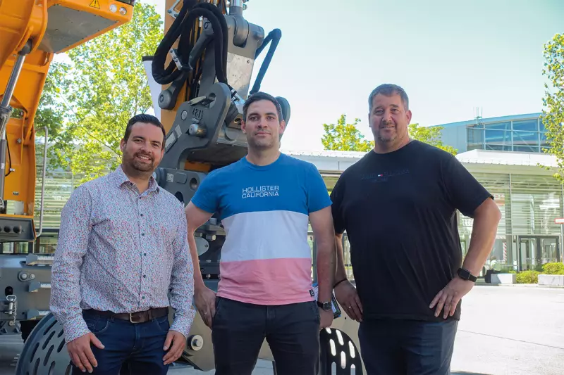 Servicespezialisten als fachkundige Besucher. Sandor Schlei (r.) und Benedikt Birkert (m.), Geschäftsführer von Schlei & Birkert, und Prokurist Bernd Pfisterer informierten sich auf der IFAT über Neuheiten auf dem Gebiet der Brech-, Sieb- und Recyclingmaschinen. Quelle: Treffpunkt.Bau
