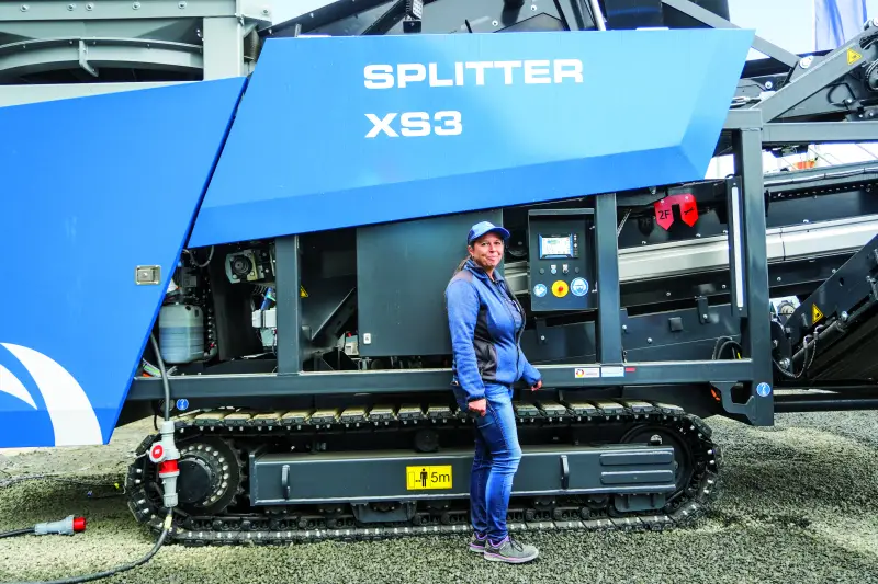 Spezialist für schwierige Böden. Die Neuentwicklung Splitter XS3 von Anlagenbau Günther ist ein kettenmobiles 3-Fraktionen-Sieb, das speziell für die effiziente Aufbereitung von schwer siebfähigen Böden sowie störstoffdurchsetztem Bodenaushub entwickelt wurde. Herzstück der Anlage ist das neue, patentierte Dosiersystem Disk-Taker. Bei stark lehmhaltigen oder feuchten Böden sorgt das System dafür, dass das Material gleichmäßig und störungsfrei zugeführt wird, ohne das Siebdeck zu verstopfen. Quelle: Treffpunkt.Bau