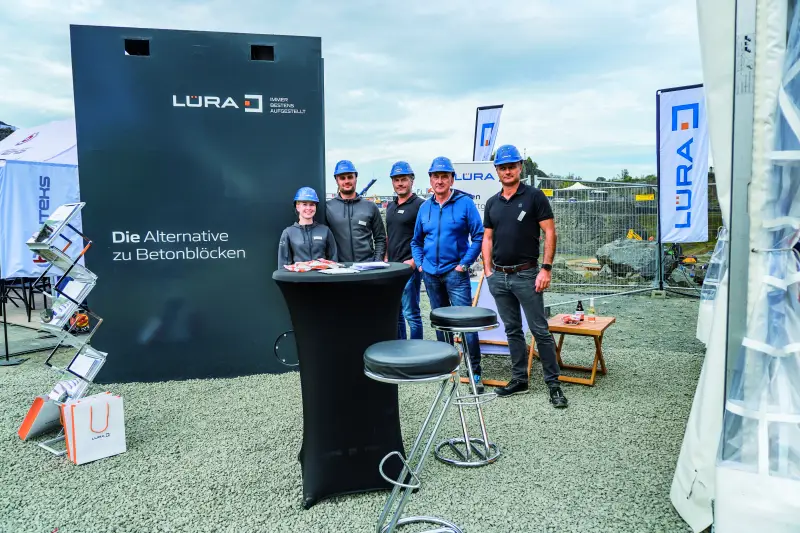 Lüra informierte über seine maßgeschneiderten Lösungen für die Lagerung und Handhabung von Schüttgütern im Steinbruch- und Baustoffumfeld. Im Fokus des Messeauftritts standen die mobilen Lüra-Stellwände aus Stahl, die sich durch hohe Standsicherheit, Flexibilität sowie eine schnelle Montage ohne aufwendige Fundamentarbeiten auszeichnen. Ergänzend präsentierte das Unternehmen sein vielseitiges Hallenkonzept, das modular erweiterbar ist. Quelle: Treffpunkt.Bau