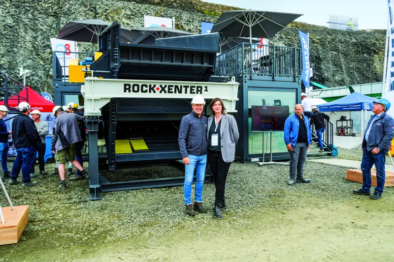 Die RockXenter1 von Gerwin Silotechnik wurde für die Primärabsiebung unter höchster Beanspruchung in der Steine- und Erdenindustrie entwickelt. Sie sorgt für eine zuverlässige Materialtrennung im ersten Prozessschritt. Dadurch entlastet sie nachgeschaltete Brechanlagen und optimiert die Effizienz des gesamten Aufbereitungsprozesses. Im Juli 2025 hat Metzen Industries Gerwin Silotechnik übernommen. Lars Netzel und Magdalena Szatkowska erläuterten, wie moderne Fördertechnik für maximale Effizienz, hohe Anlagenauslastung und Ressourcenschonung sorgt. Quelle: Treffpunkt.Bau