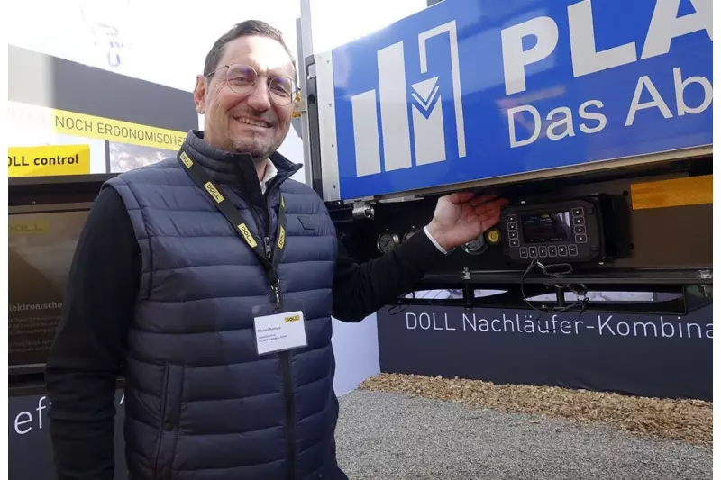 Technische Innovationen standen bei Doll im Mittelpunkt. Darunter das Trailer-Management-System „DOLL connect“, das Renato Ramella, Geschäftsführer der Doll Fahrzeuge GmbH, hier präsentiert. Statt des üblichen Keypads befindet sich am Schwanenhals ein 7-Zoll-Farbdisplay, das als digitales Trailer-Kontrollzentrum dient. Der Fahrer kann damit sämtliche Trailerfunktionen steuern. Quelle: Treffpunkt.Bau