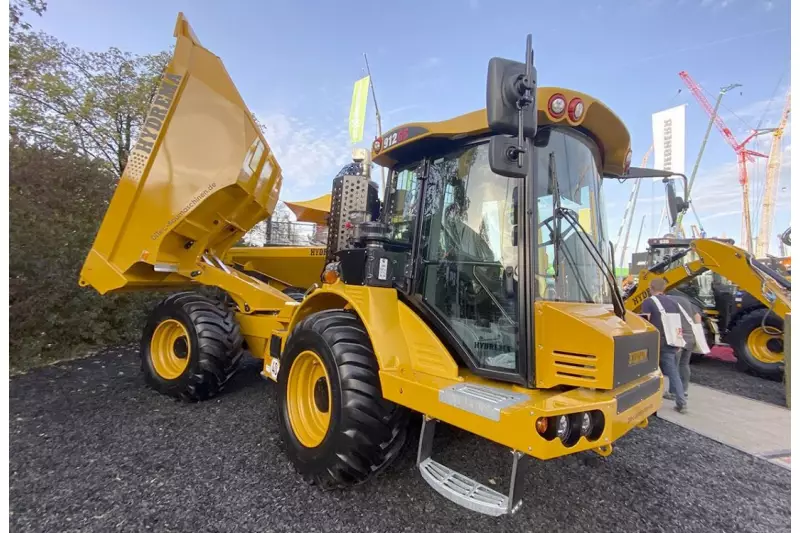 Mit einem größeren Stand als je zuvor und einer exzellenten Position im Freigelände Mitte konnte Hydrema nun mehr Maschinen präsentieren. Highlights waren der neue MX14 Mobilbagger sowie der DT6, ein vollelektrischer Muldenkipper. Aber auch Klassiker wie dieser knickgelenkte 912GS lockten die Besucher an den Stand. Quelle: Treffpunkt.Bau