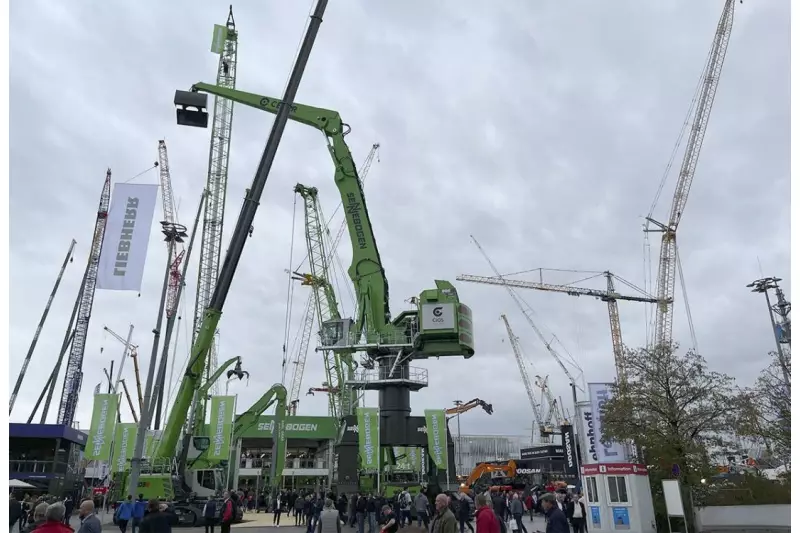 Zur diesjährigen Weltleitmesse brachte Sennebogen die größte, jemals auf einer bauma ausgestellte Umschlagmaschine auf seinen Messestand: den 885 G. Der Umschlag-Gigant für den Hafen beeindruckt mit einem Einsatzgewicht von mehr als 300 t und einer Reichweite von bis zu 38 m. Quelle: Treffpunkt.Bau