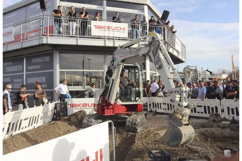 Gleich drei neue Modelle zeigte Takeuchi auf der bauma: die Kompaktbagger TB 335 R und TB 350 R sowie den Mobilbagger TB 395 W. Aber auch sonst gab es viel zu sehen: 19 unterschiedliche Baggertypen, neun Kettendumper und zwei Laderaupen umfasste das Programm. Quelle: Treffpunkt.Bau