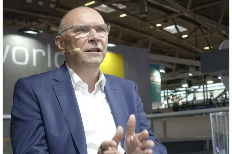 Am Stand von Rubble Master konnte man nicht nur die Zukunft des mobilen Brechens und Siebens erleben, sondern auch die Zukunft der Pressekonferenz. Sie wurde live ins Internet übertragen. So konnte Gerald Hanisch, Gründer und CEO der RM Group, auf Zuschauerfragen aus aller Welt antworten. Quelle: Treffpunkt.Bau