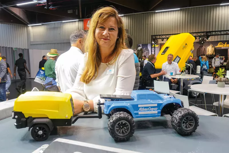Anja Wiehoff, Regional Communications Manager Atlas Copco, präsentiert ein detailgetreues 3D-Modell eines mobilen Druckluftkompressors. Auf der GaLaBau stellte das Unternehmen unter anderem mobile Luft-, Energie- und Entwässerungslösungen vor, welche zur Betriebskostenreduzierung beitragen können. Quelle: Treffpunkt.Bau