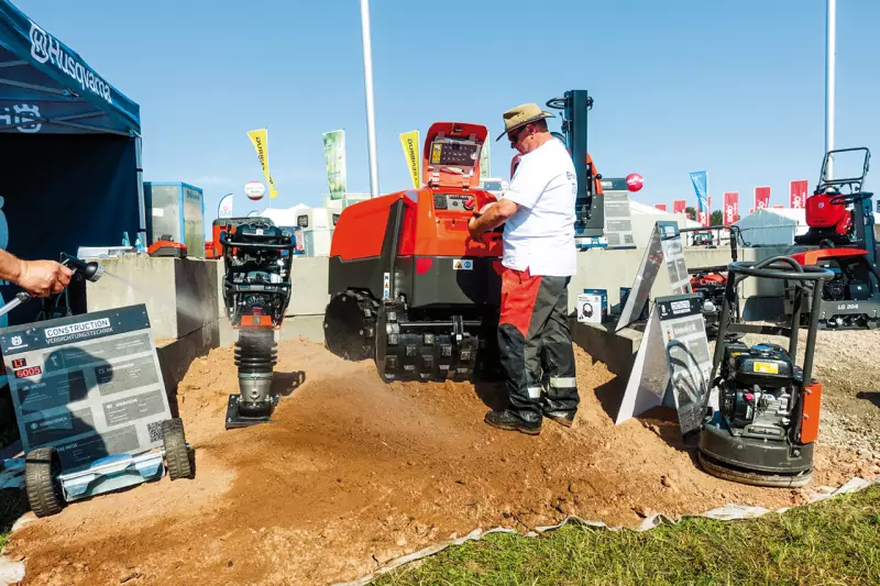 Husqvarna zeigte sich mit dem Messeverlauf sehr zufrieden. Bei über 30 Grad wurde der Boden regelmäßig bewässert, um realistische Bedingungen zu schaffen. So konnten Stampfer, Rüttelplatten und Co mit kontrollierter Staubentwicklung getestet werden. Quelle: Treffpunkt.Bau