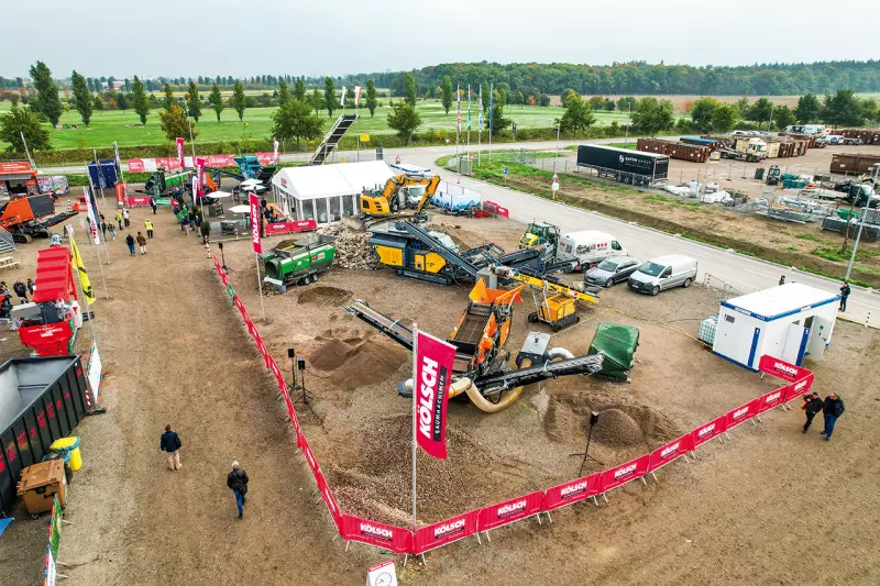 Highlight des Kölsch-Messestandes war diesmal ein verkettetes Recyclingteam aus vier Maschinen: ein mobiler Brecher von Rubble Master, ein Förderband von Metberg, ein Schwerlast-Sieb von Portafill und ein Leichtstoff-Abscheider von Screenpod. Zemmler komplettierte den Auftritt als Partneraussteller. Quelle: Treffpunkt.Bau