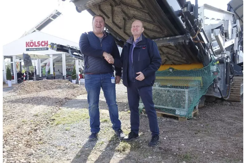 Für die Firma Kölsch verlief die diesjährige RecyclingAKTIV durchwegs positiv. Sean McCusker (r.), Geschäftsführer Kölsch, besiegelte in Karlsruhe so manches Geschäft mit Handschlag. „Es war“, so McCusker, „eine gute Messe, mit spannenden Gesprächen und mit vertrauten und neuen Gesichtern und Kunden.“ Quelle: Treffpunkt.Bau