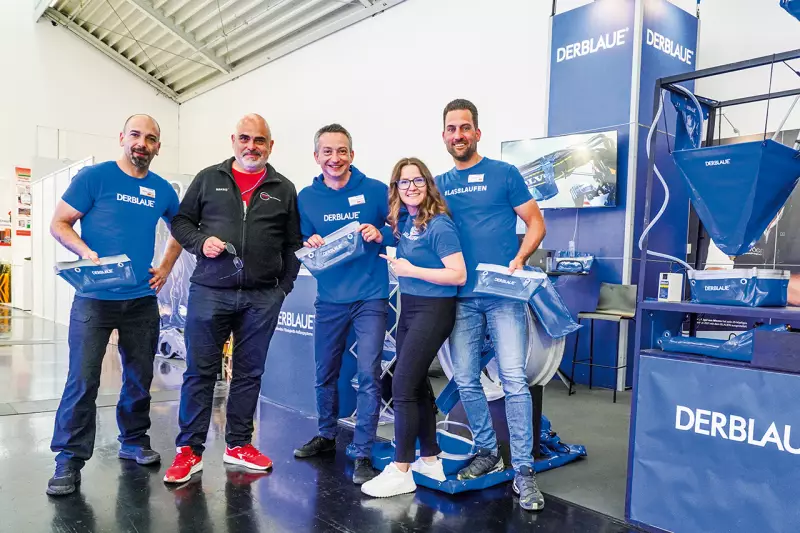 DerBlaue aus Sonthofen im Allgäu ist mit seinen markant blauen Lösungen regelmäßig auf Fachmessen vertreten. Auf der IFAT präsentierte das Team flexible Auffang- und Ablaufsysteme für Service-, Wartungs- und Reinigungsarbeiten. Die Produkte sind für mobile Einsätze konzipiert und sollen Flüssigkeiten kontrolliert auffangen, ableiten oder umfüllen. Quelle: Treffpunkt.Bau