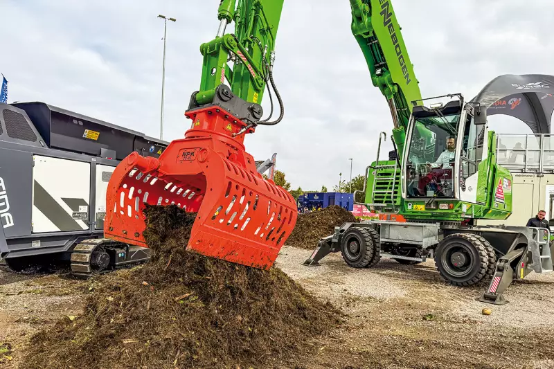 Hier packt einer richtig an: Mit einer Reichweite von 12 m ist der Umschlagbagger 824 G von Sennebogen universal einsetzbar für den  Recycling- und Schrottumschlag. Die Maschine überzeugt zudem durch höchste Leistungsfähigkeit bei niedrigem Verbrauch. Quelle: Treffpunkt.Bau