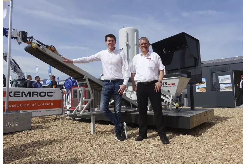 (V.l.) Josef Fliegl junior, kaufmännischer Angestellter, und (r.) Martin Fliegl, Leiter Forschung und Entwicklung für den Bausektor/Straßenbau, Fliegl Bau- und Kommunaltechnik. Fliegl präsentierte auf seinem Stand verschiedene Mischanlagen, wie die bewährten Duplexmischer und die innovative Betontankstelle BTS. Quelle: Treffpunkt.Bau