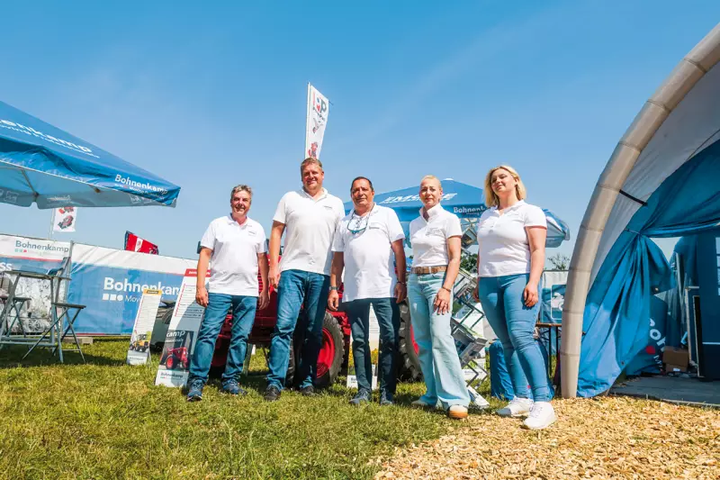 Am Bohnenkamp-Stand wurden auf einem Schäffer-Radlader und einem David-Brown-Traktor je vier unterschiedliche Reifenprofile gezeigt. Das Team um Annika Scharf (r.) demonstrierte so das breite Sortiment für Agrar, GaLaBau und Kommune. Quelle: Treffpunkt.Bau
