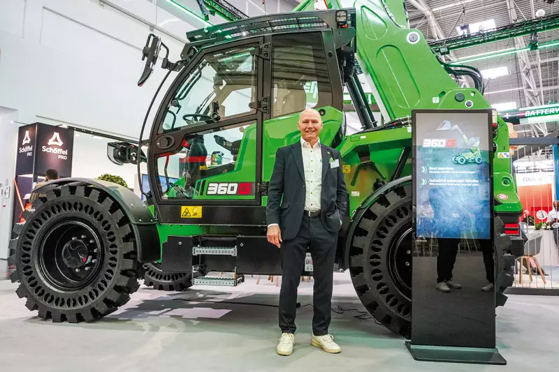 Erich Sennebogen, Geschäftsführer von Sennebogen, vor dem neuen 360 G. Der Teleskoplader ist für Einsätze in der Industrie, im Recycling und im Materialumschlag ausgelegt und kombiniert die Vorteile von Teleskop- und Radladertechnik. Zu den technischen Eckdaten zählen eine Traglast von bis zu 6 t, eine Hubhöhe von bis zu 8,5 m sowie ein 123-kW-Dieselmotor. Quelle: Treffpunkt.Bau