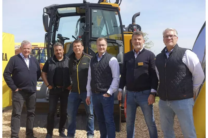 Einen erfolgreichen Messeauftritt mit spektakulären Livedemonstrationen des City-Baggers legte das Hydrema-Team hin: (V.l.) Martin Werthenbach, Vertriebsleiter Deutschland, Rico Zartmann, Regionalleiter (RL) Nord-Ost, Dominik Meinecke, RL Süd-West, Mario Haun, Serviceleiter Deutschland, Arnold Schuh, RL Süd-Ost, und Oliver Pape, RL Nord-West. Quelle: Treffpunkt.Bau