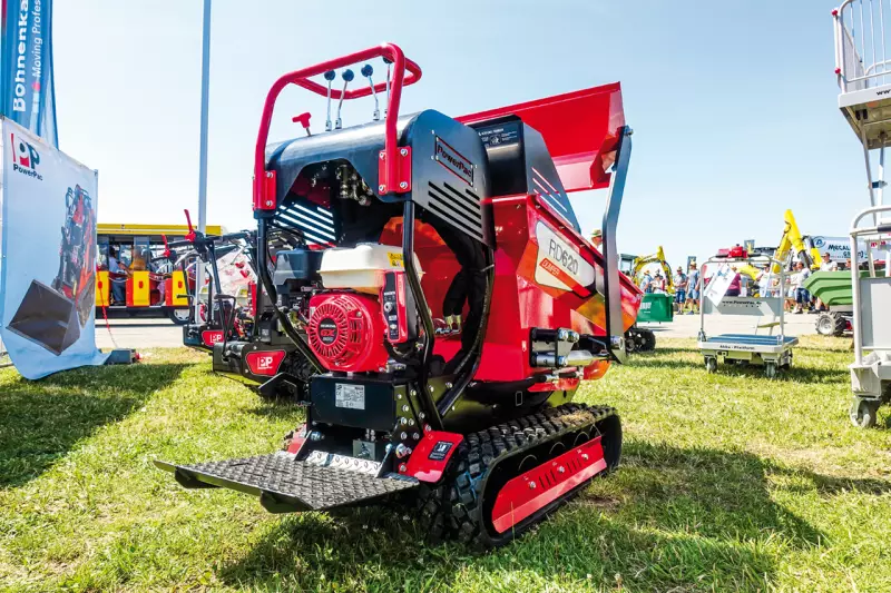 Mit dem RD620 stellte Powerpac einen kompakten Raupendumper für Gelände mit wenig Platz und viel Gefälle vor. Die Maschine überzeugt durch hohe Ladekapazität, Robustheit und flexible Einsatzmöglichkeiten vom Weinbau bis zum Kommunalbetrieb. Quelle: Treffpunkt.Bau