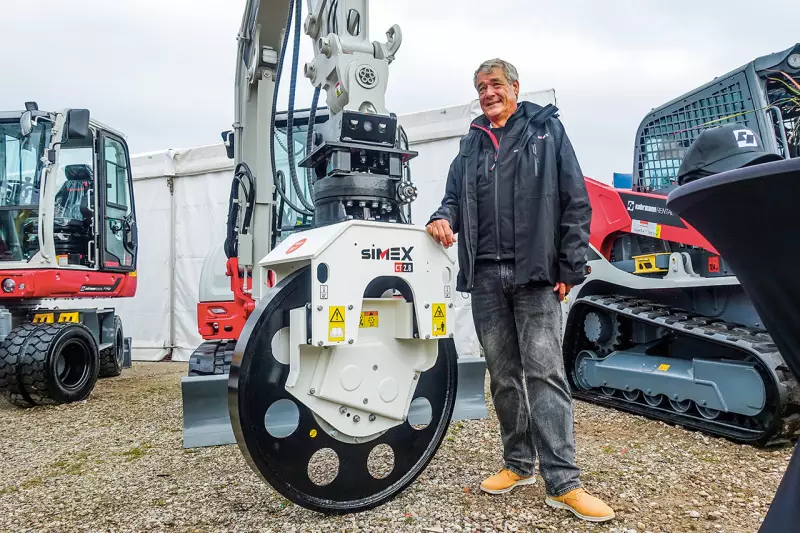 Die Firma Simex hatte auf der diesjährigen RATL zwar keinen eigenen Stand, war jedoch mit Produkten wie dem Verdichterrad CT 2.8, neben dem Uwe Basler, Verkaufsleiter für Simex Deutschland, hier steht, am Stand von Kohrmann Baumaschinen vertreten. Quelle: Treffpunkt.Bau
