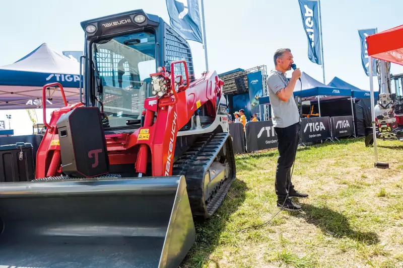 Marc Brücker, Senior Marketing Manager bei Takeuchi, moderierte die Live-Vorführungen am Stand und stellte das vielseitige Maschinenprogramm vor. Besucher hatten die Möglichkeit, die Modelle selbst zu testen und sich von der hohen Leistung zu überzeugen. Quelle: Treffpunkt.Bau