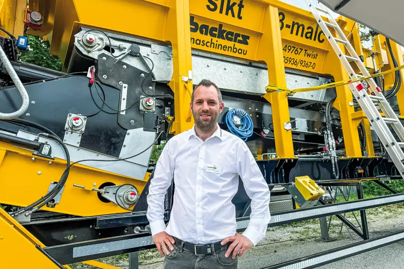 Christian Backers, Geschäftsführer von Backers Maschinenbau, vor der Starscreen 2-ta mit Grizzlyscreen. Neben dieser Sternsiebmaschine zeigte der Hersteller auch die Sieb- und Mischmaschine 3-malc, die nach der Messe an einen Kunden nach Schweden ausgeliefert wurde. Backers ist seit über 35 Jahren auf mobile Sternsieb- und Mischtechnik spezialisiert. Quelle: Treffpunkt.Bau
