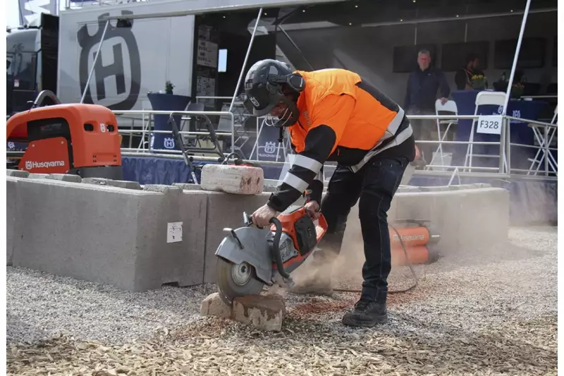 Husqvarna präsentierte Profi-Equipment für Bau-, Abbruch- und Sanierungs-Tätigkeiten. Auf diesem Bild geht es aber ausnahmsweise nicht um den Akku-Trennschleifer K 1 PACE, sondern um die Schutzausrüstungsfamilie „SmartGuard“ (Jacke & Helm), die speziell für das handgeführte Schneiden entwickelt wurde. Quelle: Treffpunkt.Bau