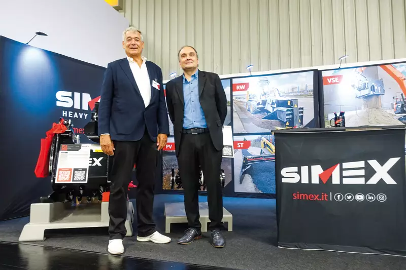 Die Firma Simex wurden durch Uwe Basler (l.) und seinen Kollegen Giuseppe Ranauro, Area Manager, auf der GaLaBau vertreten. Mit seinen unterschiedlichen Anbaufräsen, Brecherlöffeln, Siebschaufeln und Verdichterplatten hat der italienische Hersteller längst einen festen Platz in der GaLaBau-Branche erobert. Quelle: Treffpunkt.Bau