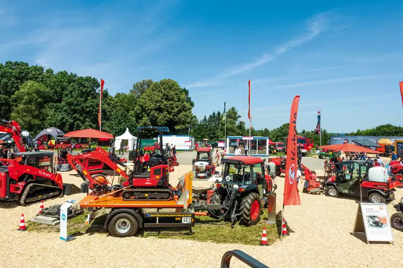 Kubota setzte mit einem der größten demopark-Stände ein deutliches Zeichen. Im Mittelpunkt des Messeauftritts stand die leistungsstarke Frontmäher-Serie, die speziell auf kommunale Anforderungen zugeschnitten ist. Kompakt, kraftvoll und zuverlässig. Quelle: Treffpunkt.Bau
