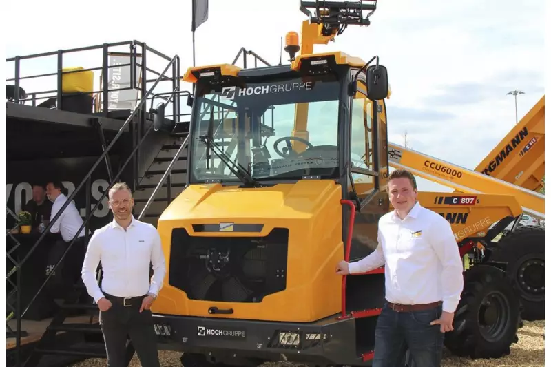 (V.l.) Dr. Nino Hoch, Geschäftsführer Hoch Baumaschinen, und Kai Dehmer, Vertrieb Süddeutschland Bergmann Maschinenbau, vor dem Bergmann Dumper C807s. Die Firma Hoch Baumaschinen stellte auf der Messe ihr neues 3D-fähiges 6-Wege-Planierschild vor. Quelle: Treffpunkt.Bau