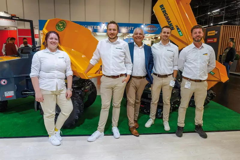 Firmeninhaber Hans Hermann Bergmann (Bildmitte) mit seinem Messeteam. Mit einem beeindruckenden Aufgebot an leistungsstarken Dumper-Modellen und einem klaren Fokus auf umweltfreundliche Technik konnte Bergmann zahlreiche Fachbesucher überzeugen. Quelle: Treffpunkt.Bau