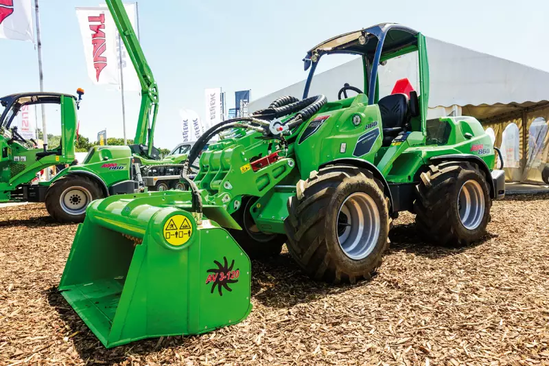 Avant zeigte auf der demopark eine breite Auswahl an Maschinen, angeführt vom 860i. Der Kompaktlader bietet 1.900 kg Hubkraft, 3,5 m Hubhöhe und bis zu 30 km/h. Sein Optidrive-Antrieb sorgt für eine effiziente Kraftübertragung auf Räder und Anbaugeräte. Quelle: Treffpunkt.Bau