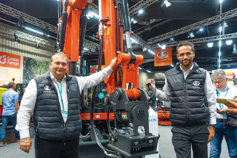 Kubota hat sein Sortiment an Maschinen und Fahrzeugen für die Grünflächen- und Arealpflege nochmals massiv ausgeweitet. (V. l.) Joachim Stein, Technischer Leiter, und Johannes Seiter, Section Manager Marketing, präsentierten dem Fachpublikum einen breiten Auszug des aktuellen Angebotes. Quelle: Treffpunkt.Bau