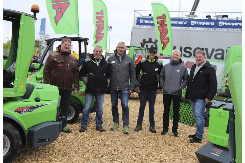 Trotz des trüben Wetters war die Stimmung beim Avant-Team auch am zweiten Tag hervorragend. Der finnische Hersteller zeigte an seinem Stand, aber auch auf der „Musterbaustelle Elektromobilität im Kompakt- und GaLaBau“, wie vielfältig seine Multifunktionslader eingesetzt werden können. Quelle: Treffpunkt.Bau