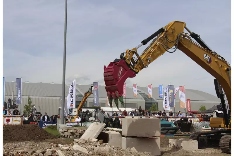 Zur TiefbauLive zeigte HS-Schoch seine Angebotsvielfalt. Neben einer Hochkippschaufel für den Recycling-Bereich wurden auf dem Messestand auch bewährte Produkte für den Tiefbau ausgestellt. In der Anbaugerätearena konnten Zuschauer die enormen Kräfte des Reißlöffels „The Beast“ live erleben. Quelle: Treffpunkt.Bau