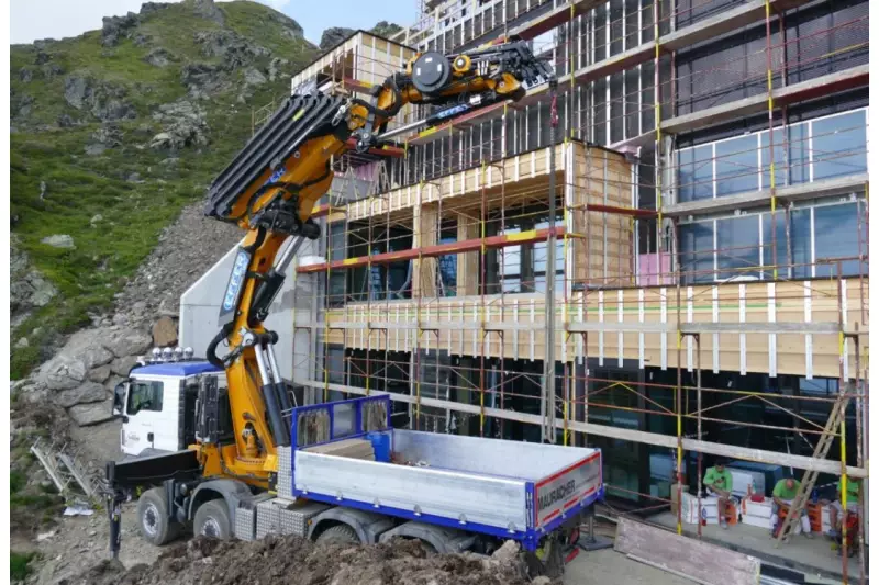 Platz ist auf dem engsten Gipfel. Der 32-Tonner hat 1.800 Höhenmeter, teils auf grober Offroadpiste, auf eigener Achse bewältigt. Jetzt zwängt er sich in die hinterste Ecke der Baustelle und reicht dank des Effer 1405 mit einer maximalen Höhe von 34 m doch locker bis aufs Dach der Station.