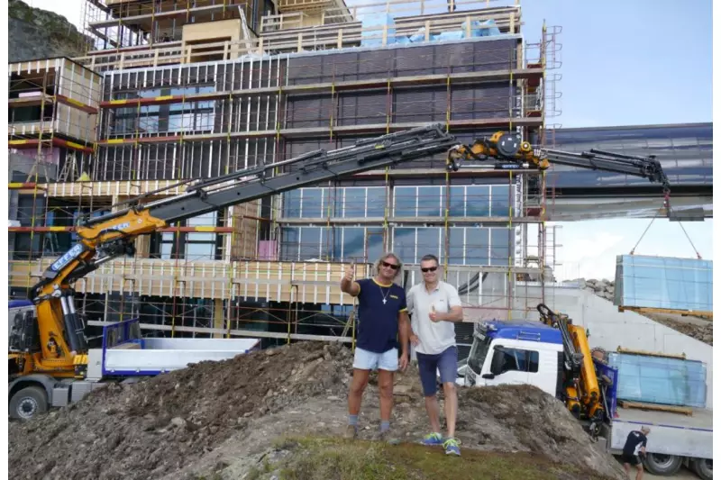 Eindrucksvoller Rahmen. Auf knapp 2.400 m Höhe demonstrierte Walter Mauracher (l.) Leistung und Vielseitigkeit seiner Krane. Reinhard Prantner, Export Area Manager bei Effer, ist sichtlich begeistert.