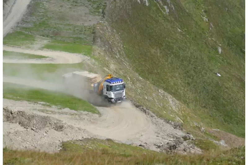 Hart an der Kante. Unaufhaltsam erklimmt der schwer bepackte Mauracher Scania 6x4 im Kriechgang die Off-road-Serpentinen. In den Kehren zählt jeder Zentimeter, um in einem Zug ums Eck zu kommen.