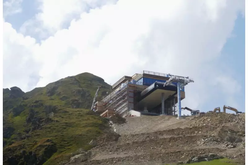 Alles, was hier bereits steht und noch entsteht, muss über steile Pisten aus dem Zillertal zum Gipfel befördert werden. Die Zugmaschinen und Lkw-Krane der Firma Mauracher sind dafür im Dauereinsatz.
