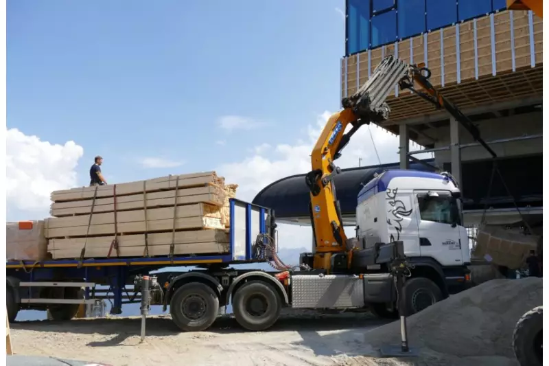 Oben angekommen, gibt‘s kein Verschnaufen für Fahrer und Fahrzeug. Der Effer 525 liefert den Zimmerleuten ihr Material direkt ins Gebäude an den vorgesehenen Einbauort.