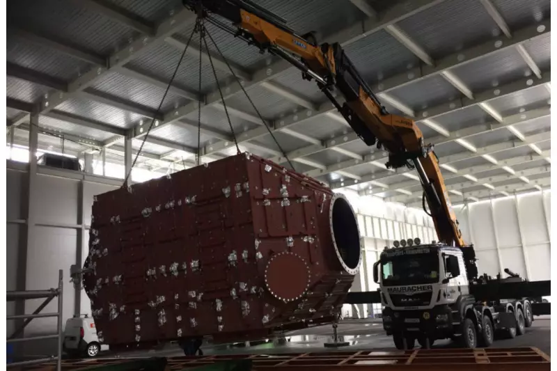 Auch in engen Innenräumen eine Macht. Dank des ultrasteifen Rahmens des Kran-Aufbauexperten Otto Wohlgenannt hebt der Effer 2655 mit maximaler Kraft auch direkt über der Kabine. (Bild: Walter Mauracher)