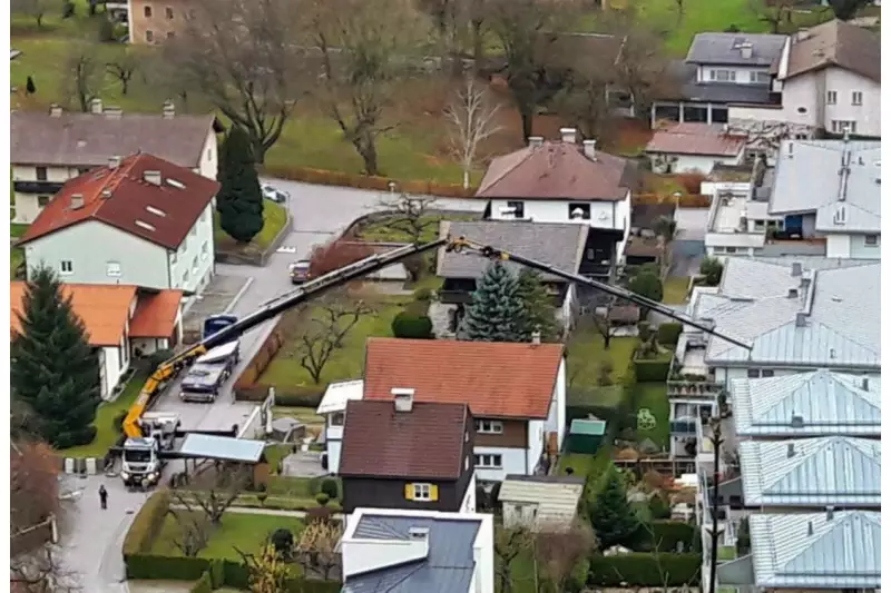 Kran ersetzt Heli. Mit Leichtigkeit lupft der Effer 2655 Fenster und Fertigteile über ein komplettes Grundstück samt Gebäude hinweg. (Bild: Walter Mauracher)
