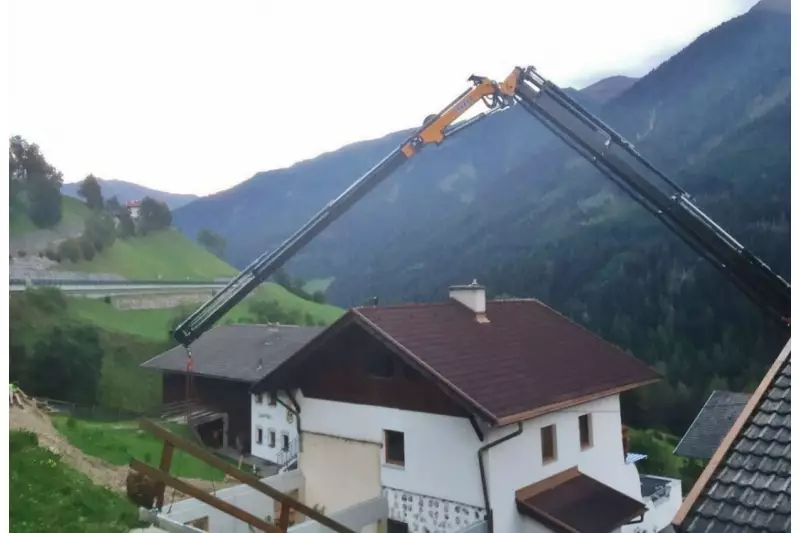 Schwer zugängliche Baustellen sind Alltag im alpinen Österreich. Hier spielt der Effer 2655 seine enorme Reichweite von über 50 m voll aus. (Bild: Walter Mauracher)