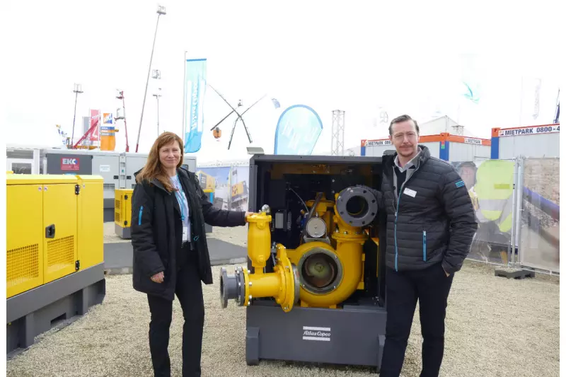 Anja Wiehoff, Marketingleiterin, und Manuel Portner, Power Technique Country Manager Austria, mit der neuen Atlas Copco Pumpe, die u. a. mit ihrer herausragenden Wartungsfreundlichkeit punktet.