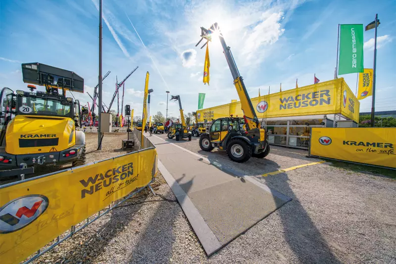 Wacker Neuson präsentierte auf der Mawev Show seine Neuheiten, darunter den Dual View Dumper DV125, den Mobilbagger EW100 sowie das breite zero emission Portfolio. Quelle: MCG/Josef Bollwein
