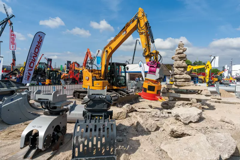 Bei der Winkelbauer GmbH und vielen weiteren Ausstellern konnten die Fachbesucher die Baumaschinen und die dazugehörigen Anbaugeräte im Rahmen von Live-Demonstrationen erleben. Quelle: MCG/Josef Bollwein